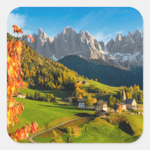 Sticker Carré Automne dans un paysage de dolomites avec l'églis