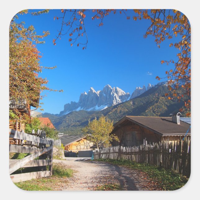 Sticker Carré Automne dans un village des Dolomites en Italie (Devant)