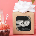 Sticker Carré Baby First Christmas Winter Snowflakes Photo Naiss<br><div class="desc">Premier Noël Délicat Du Bébé Et Élégant Faux Foil Foil Winter Fnowflakes,  Photo Holiday Faire-part de naissance. Conçu par fat*fa*tin. Facile à customiser avec votre propre texte,  photo ou image. Pour des demandes personnalisées,  veuillez contacter fat*fa*tin directement. Des frais personnalisés s'appliquent. www.zazzle.com/fat_fa_tin www.zazzle.com/color_therapy www.zazzle.com/fatfatin_blue_knot www.zazzle.com/fatfatin_red_knot www.zazzle.com/fatfatin_mini_me www.zazzle.com/fatfatin_box www.zazzle.com/fatfatin_design www.zazzle.com/fatfatin_ink</div>