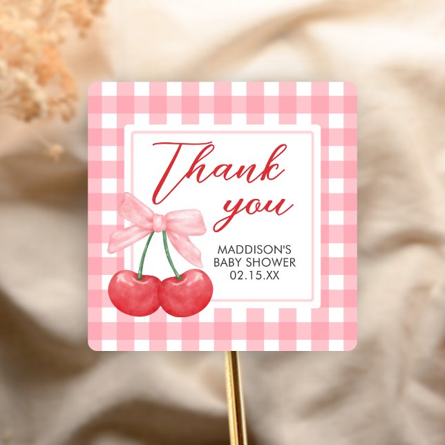 Sticker Carré Baby Shower Cerise sur le Gâteau (Gingham Cherry Baby Shower Sticker)
