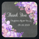 Sticker Carré Balise Chalkboard Purple Floral Fête des mariées F<br><div class="desc">Fête des mariées merci préférez les étiquettes autocollantes dans un motif rustique en damier avec des fleurs sauvages d'aquarelle vintages dans les tons violets. Une belle façon de décorer les faveurs wedding showers.</div>