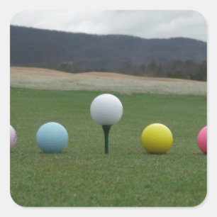 Sticker Carré Ballons de golf aux couleurs vives sur une montagn