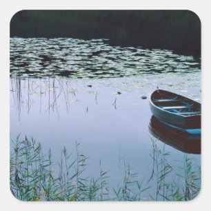 Sticker Carré Bateau à rames sur un petit lac entouré d'eau