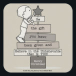 Sticker Carré Be the Gift-Christmas Tree (Tan)<br><div class="desc">Little Boy se tient sur un plateau avec un marteau à la main alors qu'il ajuste une étoile sur le sommet de l'arbre de Noël en bois qu'il a construit. La légende sur chaque planche dit : "Sois le cadeau qui vous a été donné et crois en l'incroyable qui est...</div>