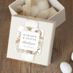 Sticker Carré Belle Boho Botanique Blanc Mariage Faveur<br><div class="desc">Ce design élégant et moderne de sticker de faveur présente de belles illustrations aquarelles de fleurs d'inspiration bohème avec vos noms et date mariage. Ce design intemporel est un excellent choix pour de nombreux styles d'événements, du classique au boho. Les étiquettes customisés font un merveilleux ajout à votre réception de...</div>