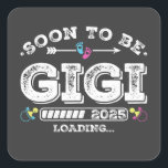 Sticker Carré Bientôt être Gigi 2025 Chargement<br><div class="desc">Bientôt Be Gigi 2025 Chargement Promoté à Grand-mère Funny Crew Graphic design Cadeau Carré Stickers Collection classique.</div>