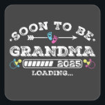 Sticker Carré Bientôt être Grand-mère 2025 Chargement<br><div class="desc">Bientôt être Grand-mère 2025 Chargement Promoté à Grand-mère Funny Crew Graphic design Cadeau Carré Stickers Collection classique.</div>
