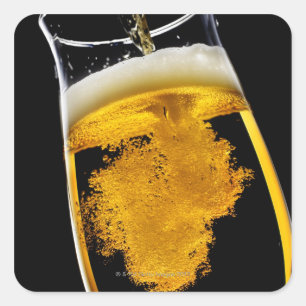Sticker Carré Bière coulée dans le verre, studio tourné