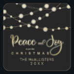 Sticker Carré Black Christmas Light Paix & Joy Whimsical Script<br><div class="desc">Black Christmas Lights Peace & Joy Script Whimsical Citation Carré Sticker. Ce design de branches et de citation de Noël offre un look de Noël un peu rustique à chaque élément de votre première veille de Noël. AVIS IMPORTANT : Ce design fait partie d'une collection et contient d'autres éléments coordonnés...</div>