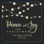 Sticker Carré Black Christmas Light Paix & Joy Whimsical Script<br><div class="desc">Black Christmas Lights Peace & Joy Script Whimsical Citation Carré Sticker. Ce design de branches et de citation de Noël offre un look de Noël un peu rustique à chaque élément de votre première veille de Noël. AVIS IMPORTANT : Ce design fait partie d'une collection et contient d'autres éléments coordonnés...</div>
