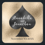 Sticker Carré Black Spade sur Gold<br><div class="desc">Ces étiquettes autocollants personnalisés ont un thème de poker ou de carte à jouer pour un Las Vegas ou mariage de casino. Image d'un pique noir imprimé au centre avec un arrière - plan or. Deux noms d'échantillons sont imprimés sur le pique avec un exemple de date mariage imprimé ci-dessous....</div>