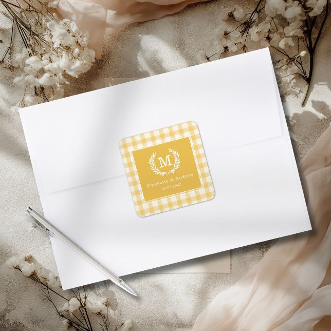 Sticker Carré Blason de monogramme à carreaux jaunes personnalis (Yellow Gingham Monogram Crest Custom Square Sticker)