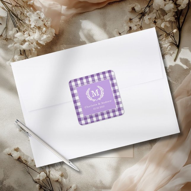 Sticker Carré Blason Monogramme personnalisé Gingham Violet (Custom
Purple Gingham Monogram Crest Custom Square Sticker)