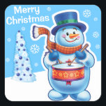sticker carré bleu Noël Snowman batteur.<br><div class="desc">sticker carré bleu vif de Noël Snowman batteur. et autres Snowfolk. Winter Wonderland snowmen. Des bonhommes de neige et des personnages de bonbons hivernaux jouant leurs instruments dans un orchestre de Noël. Découvrez aussi les personnages d'hiver assortis avec des pingouins de patinage, des snowgirls de luge, des snowmen de ski...</div>