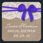 Sticker Carré Bow bleu rustique, Fête des mariées Burlap & dente<br><div class="desc">Ces autocollants rustiques bleu arc, burlap et dentelle de douche nuptiale seront l'accessoire parfait pour toute future mariée ! Le design comprend un bel arrière - plan rustique effet burlap avec un habillage romantique vintage effet dentelle blanche finit par un magnifique arc bleu foncé. Ces autocollants peuvent être personnalisés pour...</div>
