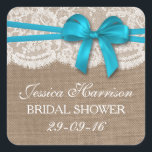 Sticker Carré Bow bleu rustique, Fête des mariées Burlap & dente<br><div class="desc">Ces autocollants rustiques bleu arc, burlap et dentelle de douche nuptiale seront l'accessoire parfait pour toute future mariée ! Le design comprend un bel arrière - plan rustique effet burlap avec un habillage romantique vintage effet dentelle blanche finie avec un magnifique arc bleu clair. Ces autocollants peuvent être personnalisés pour...</div>