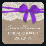 Sticker Carré Bow, Burlap et Fête des mariées de dentelle violet<br><div class="desc">Ces autocollants rustiques violets à courroie, à burlap et à dentelle de douche nuptiale seront l'accessoire parfait pour toute future mariée ! Le design comprend un bel arrière - plan rustique effet burlap avec une coupe en dentelle blanche vintage romantique finie avec un superbe arc violet. Ces autocollants peuvent être...</div>