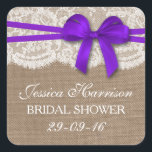 Sticker Carré Bow, Burlap et Fête des mariées de dentelle violet<br><div class="desc">Ces autocollants rustiques violets à courroie, à burlap et à dentelle de douche nuptiale seront l'accessoire parfait pour toute future mariée ! Le design comprend un bel arrière - plan rustique effet burlap avec une coupe en dentelle blanche vintage romantique finie avec un superbe arc violet. Ces autocollants peuvent être...</div>
