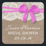 Sticker Carré Bow rose rustique, Fête des mariées Burlap & dente<br><div class="desc">Ces autocollants rustiques à courroie rose, burlap et dentelle de douche nuptiale seront l'accessoire parfait pour toute future mariée ! Le design comprend un bel arrière - plan rustique effet burlap avec une coupe romantique vintage en dentelle blanche finie avec un magnifique arc rose clair. Ces autocollants peuvent être personnalisés...</div>