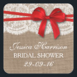 Sticker Carré Bow rouge rustique, Fête des mariées Burlap & dent<br><div class="desc">Ces autocollants rustiques à courroie rouge, à burlap et à dentelle de douche nuptiale seront l'accessoire parfait pour toute future mariée ! Le design comprend un bel arrière - plan rustique effet burlap avec une coupe en dentelle blanche vintage romantique finie avec un arc rouge étonnant. Ces autocollants peuvent être...</div>