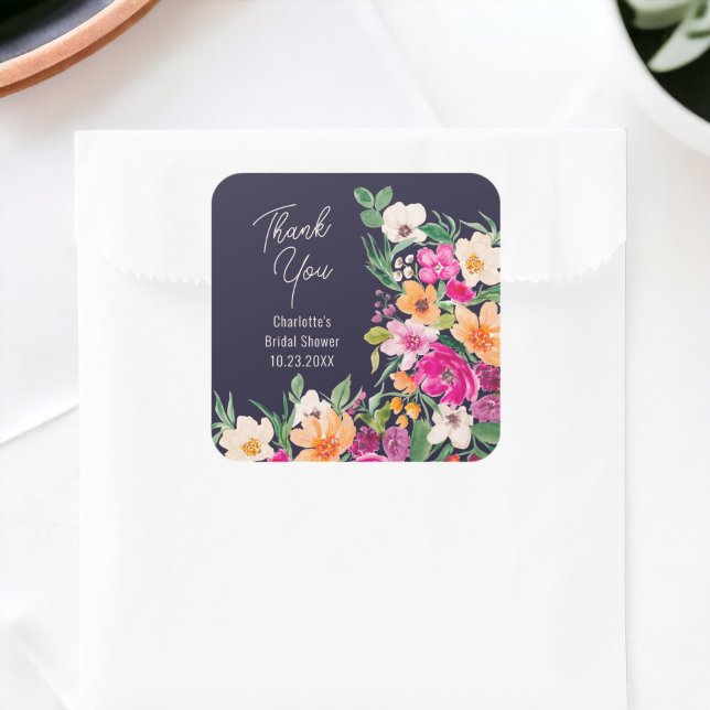 Sticker Carré Bright bold fleurs sauvages script douche de marié (Bright bold wild flowers script bridal shower square sticker on navy blue)
