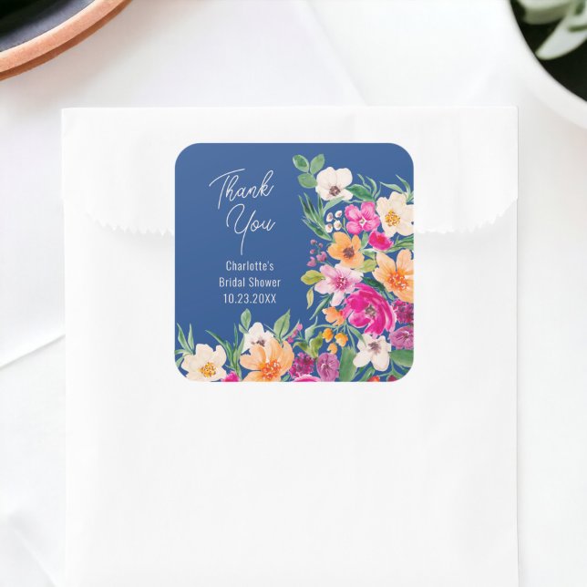 Sticker Carré Bright bold fleurs sauvages script douche de marié (Bright bold wild flowers script bridal shower square sticker on blue)