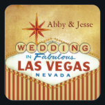 Sticker Carré Briques rouge et or Las Vegas<br><div class="desc">Arrière - plan rayé rouge brique et or avec "mariage dans Fabulous Las Vegas Nevada" signe nostalgique. Grande conception do-it-yourself Las Vegas - facilement changer de nom sur ce design ou ajouter un autre texte. Décor parfait pour les douches nuptiales,  fêtes,  réceptions et plus encore. Viva Las Vegas !</div>