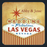 Sticker Carré Briques rouge et or Las Vegas<br><div class="desc">Arrière - plan rayé rouge brique et or avec "mariage dans Fabulous Las Vegas Nevada" signe nostalgique. Grande conception do-it-yourself Las Vegas - facilement changer de nom sur ce design ou ajouter un autre texte. Décor parfait pour les douches nuptiales,  fêtes,  réceptions et plus encore. Viva Las Vegas !</div>