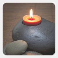 Brûler flamme de bougie avec des rochers en toute 