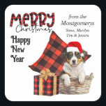 Sticker Carré Buffalo Plaid Australian Shepherd Puppy Christmas<br><div class="desc">Cet autocollant Holiday présente un mignon chiot berger australien portant un chapeau de Père Noël rouge et blanc. Le chien est assis dans un panier d'osier tressé. Derrière le chiot se trouve un coussin en plaid de buffle rouge et noir, et un ensemble cadeau assorti est placé à côté du...</div>