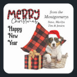 Sticker Carré Buffalo Plaid Australian Shepherd Puppy Christmas<br><div class="desc">Cet autocollant Holiday présente un mignon chiot berger australien portant un chapeau de Père Noël rouge et blanc. Le chien est assis dans un panier d'osier tressé. Derrière le chiot se trouve un coussin en plaid de buffle rouge et noir, et un ensemble cadeau assorti est placé à côté du...</div>