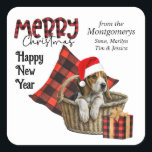 Sticker Carré Buffalo Plaid Beagle Puppy Christmas<br><div class="desc">Cet autocollant Holiday présente un adorable chiot Beagle portant un chapeau de Père Noël rouge et blanc, et assis dans un panier en osier. Derrière le chien se trouve un coussin en plaid de buffle rouge et noir, et une trousse cadeau assortie est installée à côté du panier. Buffalo plaid...</div>