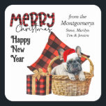 Sticker Carré Buffalo Plaid French Buldog Puppy Christmas<br><div class="desc">Cet autocollant Holiday présente un mignon chiot français Bulldog portant un chapeau de Père Noël rouge et blanc. Le chien est assis dans un panier d'osier tressé. Derrière le chiot se trouve un coussin en plaid de buffle rouge et noir, et un ensemble cadeau assorti est placé à côté du...</div>