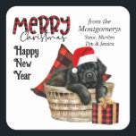 Sticker Carré Buffalo Plaid Newfoundland Puppy Christmas<br><div class="desc">Cet autocollant Holiday présente un adorable chiot de Terre-Neuve portant un chapeau de Père Noël rouge et blanc, et assis dans un panier tressé. Derrière le chien se trouve un coussin en plaid de buffle rouge et noir, et une trousse cadeau assortie est installée à côté du panier. Buffalo plaid...</div>