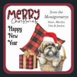 Sticker Carré Buffalo Plaid Shih Tzu Puppy Christmas<br><div class="desc">Cet autocollant Holiday présente un mignon chih Tzu chiot portant un chapeau de Père Noël rouge et blanc. Le chien est assis dans un panier d'osier tressé. Derrière le chiot se trouve un coussin en plaid de buffle rouge et noir, et un ensemble cadeau assorti est placé à côté du...</div>
