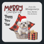 Sticker Carré Buffalo Plaid White Maltese Chien Christmas<br><div class="desc">Cet autocollant Holiday présente un adorable chien maltais portant un chapeau de Père Noël rouge et blanc, assis dans un panier en osier. Derrière le chien se trouve un coussin en plaid de buffle rouge et noir, et une trousse cadeau assortie est installée à côté du panier. Buffalo plaid typographie...</div>