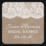 Sticker Carré Burlap rustique et Fête des mariées en dentelle bl<br><div class="desc">Ces bracelets rustiques et des autocollants vintages de douche nuptiale en dentelle blanche seront l'accessoire parfait pour toute future mariée ! Le design est composé d'un bel arrière - plan rustique à effet burlap avec un habillage romantique vintage en dentelle blanche. Ces autocollants peuvent être personnalisés pour votre occasion spéciale...</div>