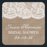 Sticker Carré Burlap rustique et Fête des mariées en dentelle bl<br><div class="desc">Ces bracelets rustiques et des autocollants vintages de douche nuptiale en dentelle blanche seront l'accessoire parfait pour toute future mariée ! Le design est composé d'un bel arrière - plan rustique à effet burlap avec un habillage romantique vintage en dentelle blanche. Ces autocollants peuvent être personnalisés pour votre occasion spéciale...</div>