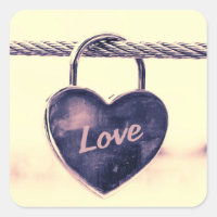 Cadenas d'amour en forme de coeur attaché à une co