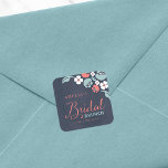 Sticker Carré Carré de brunch floral de tableau noir<br><div class="desc">Cet autocollant carré de Bridal Brunch présente une belle florale contre un arrière - plan de tableau noir bleuté, avec le mot "Bridal" dans la police de caractères de script moderne. Utilisez-le pour sceller vos enveloppes de Fête des mariées ou pour la décoration. Consultez d'autres articles Mariages/nuptiaux correspondants dans ma...</div>