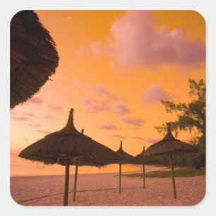 Sticker Carré cases de plage de style Palapa au lever du soleil,