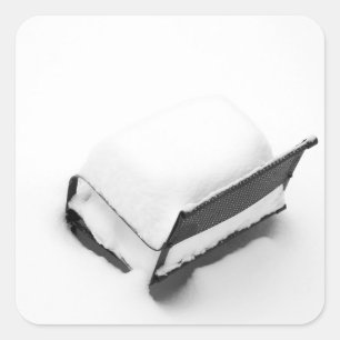 Sticker Carré Chaise Vintage De Pelouse En Métal Pleine De Neige