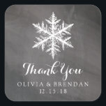 Sticker Carré Chalet de snowflakes Frost d'hiver | Faveur de mar<br><div class="desc">DE L'HIVER FROST SNOWFLAKES COLLECTION MARIAGE : Un Snowflake BLANC Élégant avec un jeu d'arrière - plans de tableau noir. Utilisez l'autocollant pour vos ballotins invités, sacs à bonbons, sacs cadeaux, boîte à gâteau et bien plus encore. Si vous avez des questions ou des changements nécessaires, envoyez un courriel à...</div>