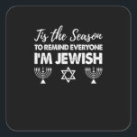 Sticker Carré Chanukkah Drôle C'Est La Saison Tout Le Monde Je S<br><div class="desc">Chanukkah Drôle Tis The Season Tout le monde Je suis juif : Un dessin humoristique d'Hanoukka qui célèbre joyeusement la fierté juive. Parfait pour partager les rires et la lumière. Intelligent,  spirituel et festif.</div>