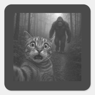 Sticker Carré Chat effrayé selfie avec Sasquatsch Bigfoot