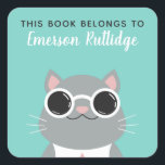 Sticker Carré Chat gris cool | Turquoise Ce Livre Appartient À<br><div class="desc">Autocollant à plaque turquoise avec un chat gris cool portant des lunettes de soleil blanches. Ce livre appartient à l'autocollant. Ajoutez le nom de votre enfant en calligraphie blanche.</div>