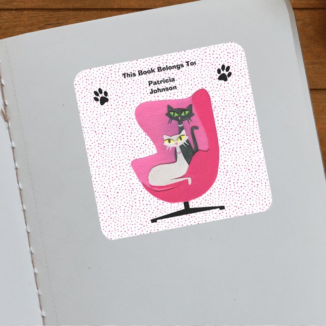 Sticker Carré Chats du milieu du siècle Pink Chaise Empreintes d (Mid century cats in pink chair cat paw prints on white with pink polka dots book ownership label.)