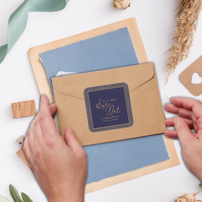 Sticker Carré Chic Navy Gold Royal Design Wedding Enregistrer la (Chic Navy Gold Royal Design Wedding Save the date Square Sticker)