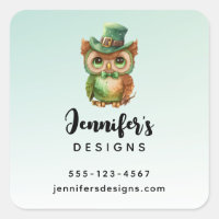 Chouette mignonne dans une affaire de chapeau vert