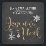 Sticker Carré Christmas Joyeux Noel Gold Parties scintillant Ret<br><div class="desc">Cette étiquette d'adresse de retour festive avec fausse parties scintillant d'or souhaite à vos destinataires un "joyeux (joyeux) noel" décoré de flocons de neige. Personnalisez-le avec votre adresse de retour et vous avez un joli sceau d'enveloppe qui sert d'étiquette d'adresse de retour. Egalement disponible avec un arrière - plan blanc...</div>